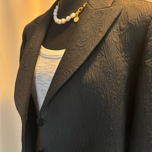 Elegant Black Textured Blazer - Picture 8 of 12